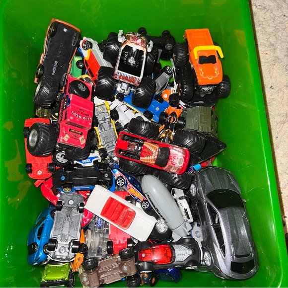 Hotwheels & Matchbox 30 Piece Mystery Bundle - Picture 5 of 10